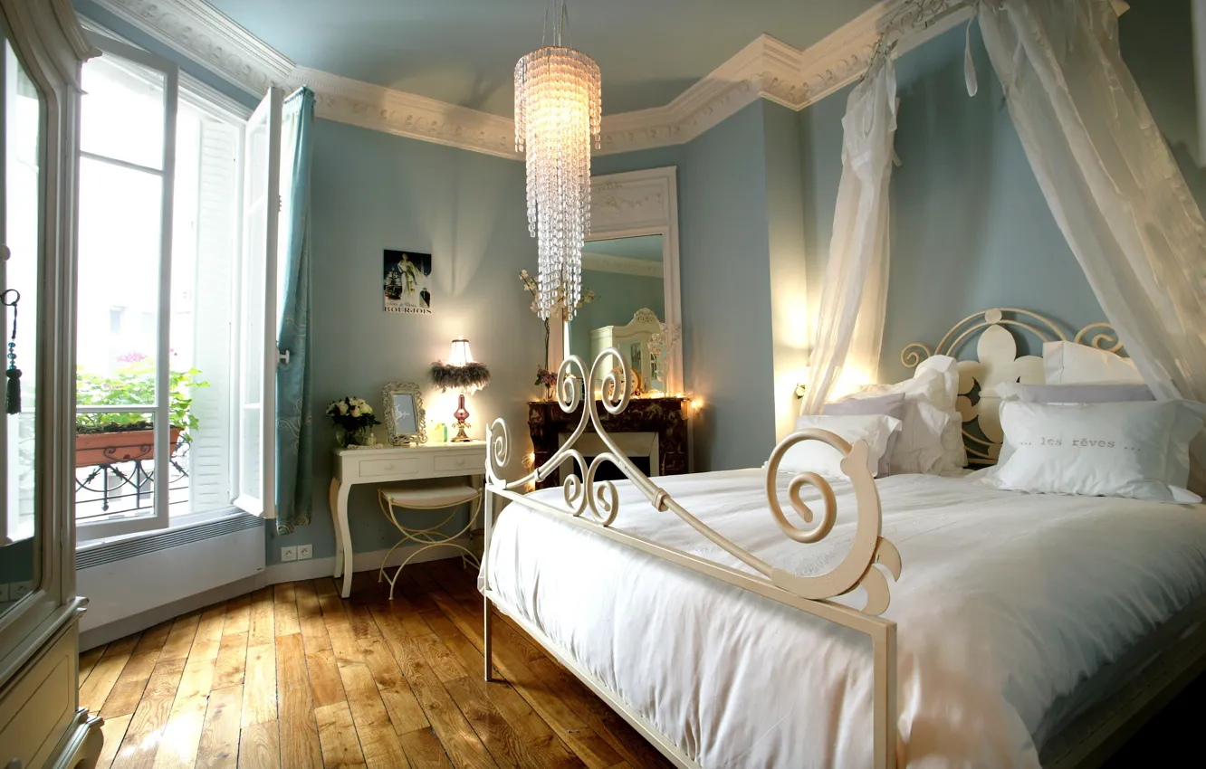 Фото обои кровать, интерьер, подушки, зеркало, люстра, камин, спальня