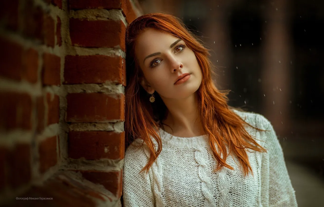 Фото обои взгляд, девушка, поза, стена, дождь, Михаил Герасимов