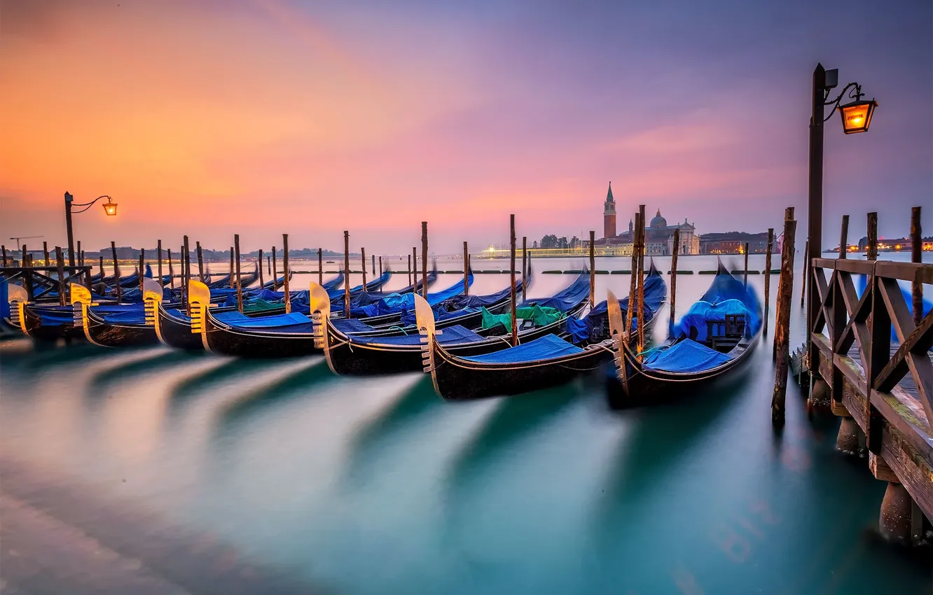 Фото обои ночь, огни, лодки, Италия, фонарь, Венеция, гондола