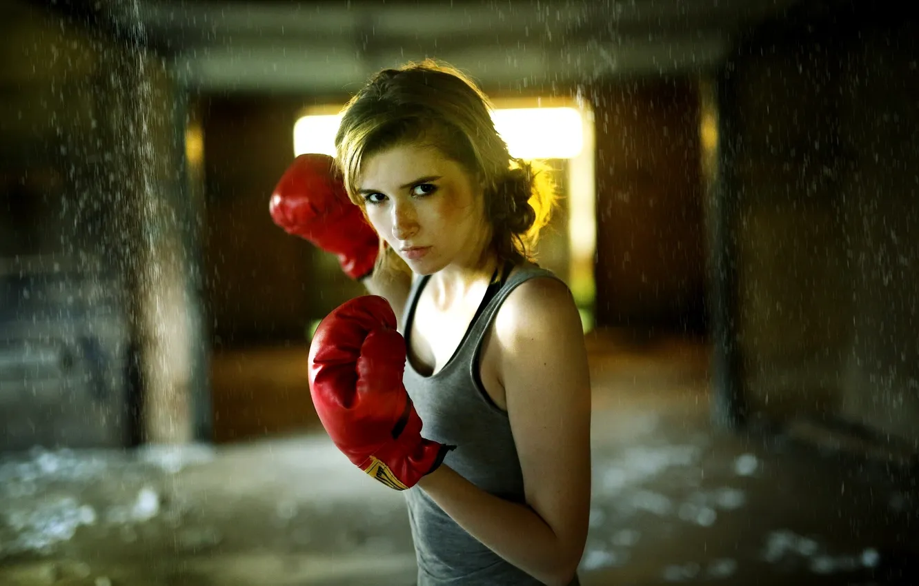 Фото обои взгляд, девушка, майка, бокс, перчатки
