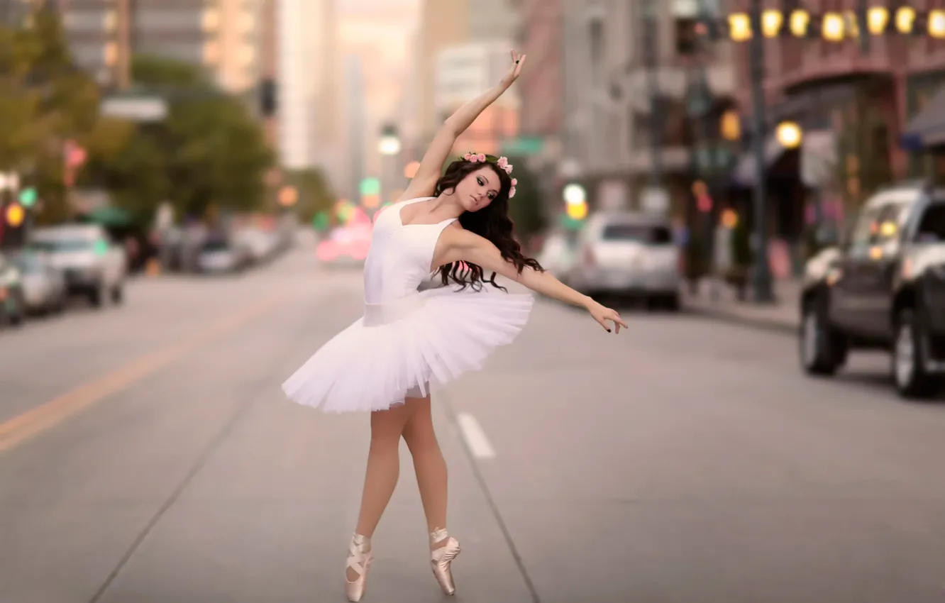 Фото обои город, улица, танец, грация, балерина