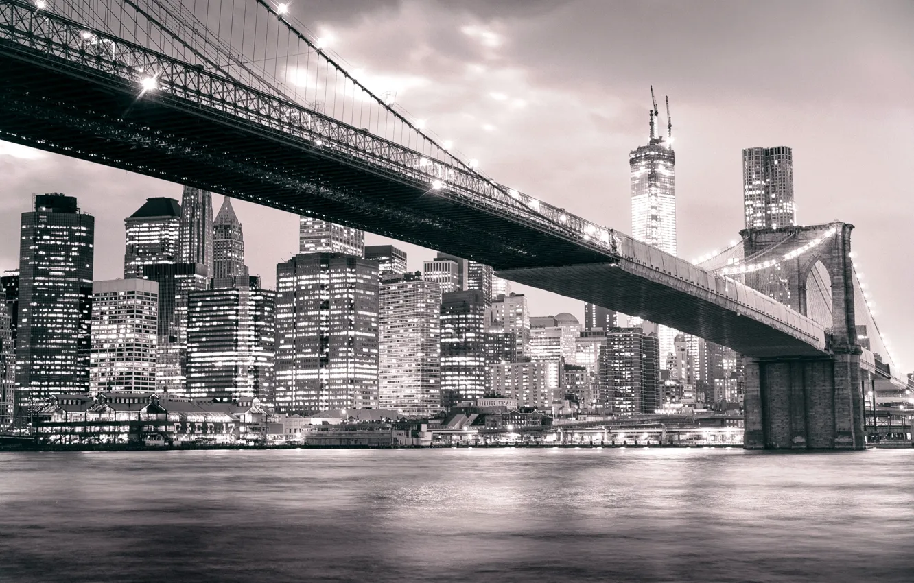 Фото обои ночь, город, огни, река, здания, Нью-Йорк, небоскребы, черно-белое