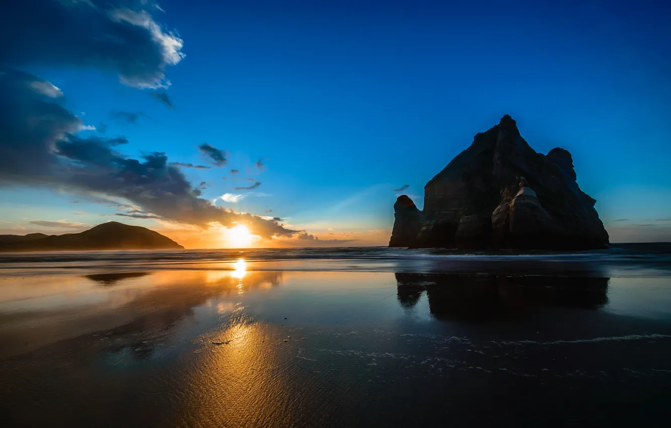 Фото обои песок, пляж, скала, рассвет, Новая Зеландия, Wharikiri Beach