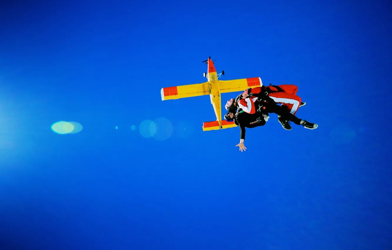 Фото обои самолет, парашют, контейнер, шлем, солнечный свет, парашютисты, tandem, экстремальный спорт