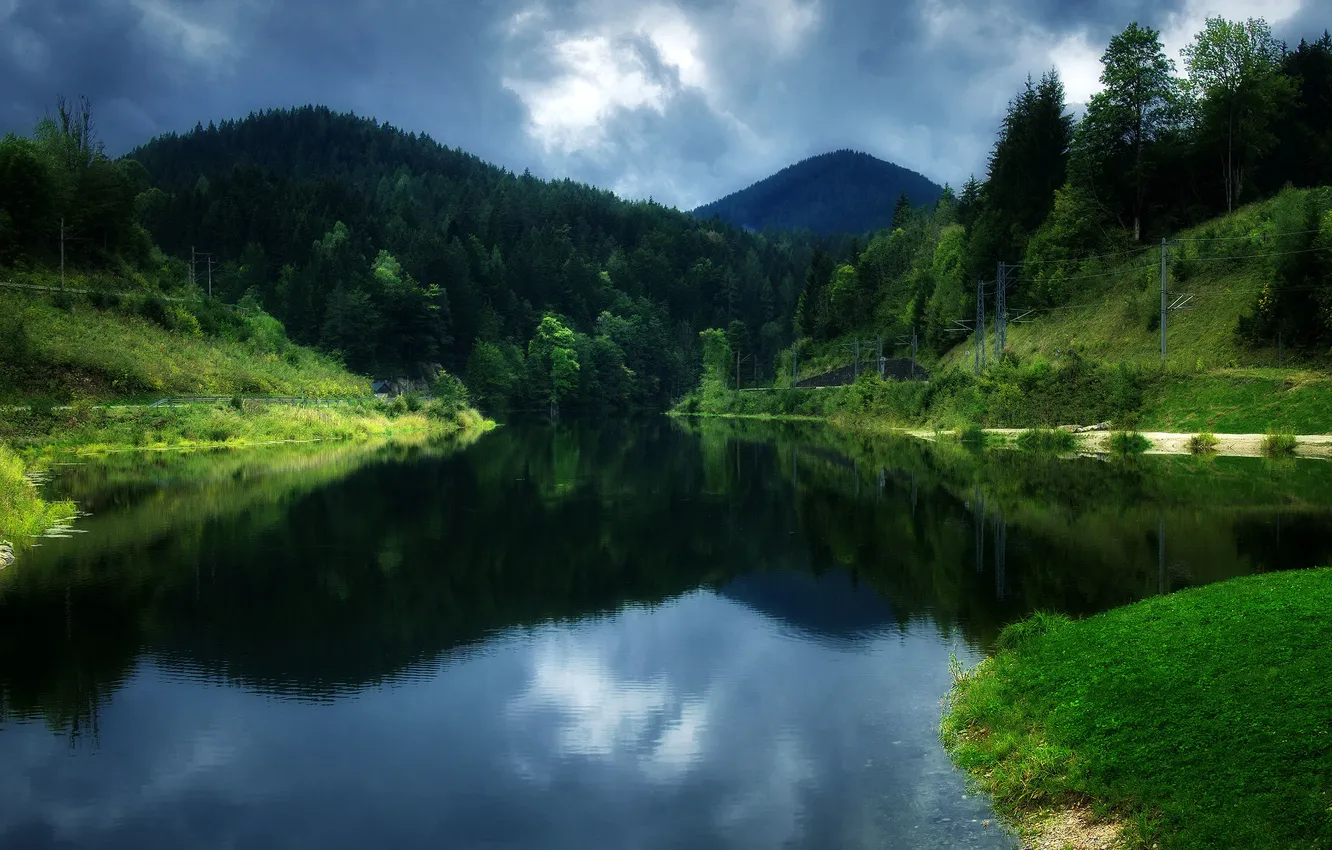 Фото обои небо, облака, деревья, озеро, отражение, Австрия, зеркало, линии электропередачи