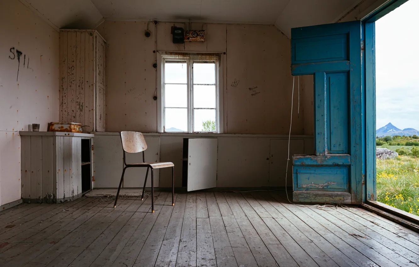 Фото обои комната, дверь, стул, натурализм