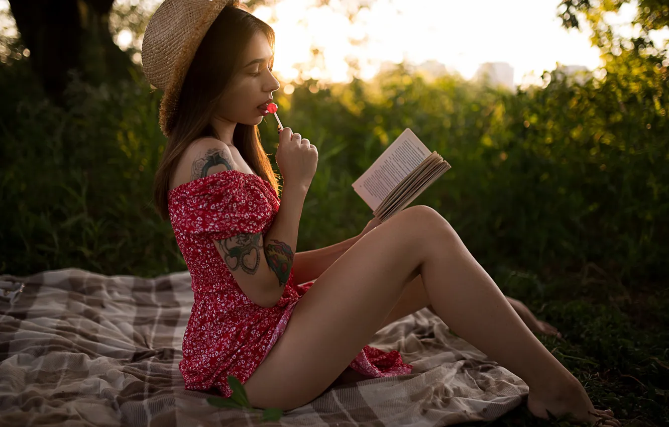Фото обои grass, ass, dress, trees, sunset, barefoot, model, tattoo
