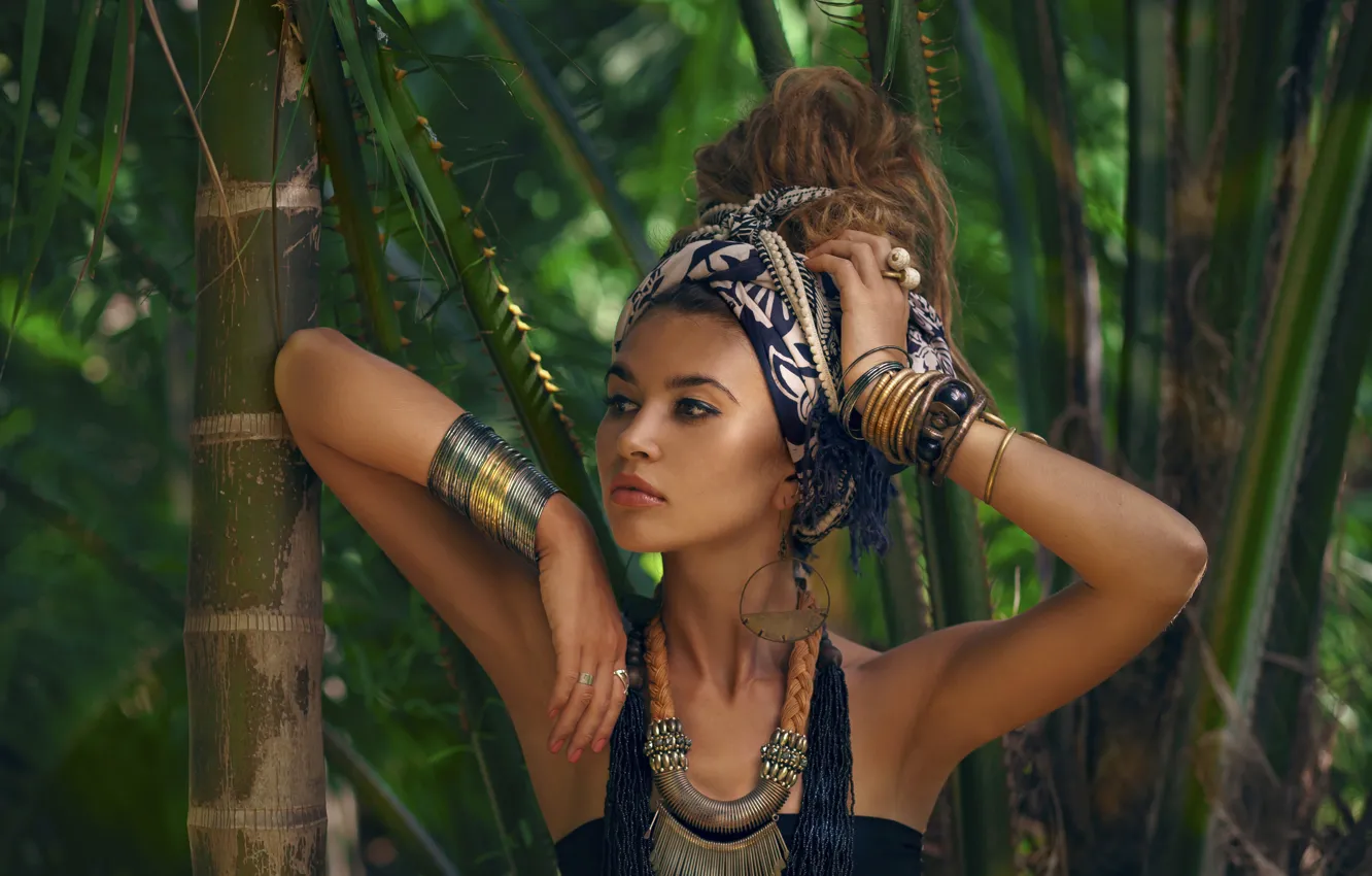 Фото обои зелень, лес, девушка, украшения, бамбук, макияж, джунгли, прическа