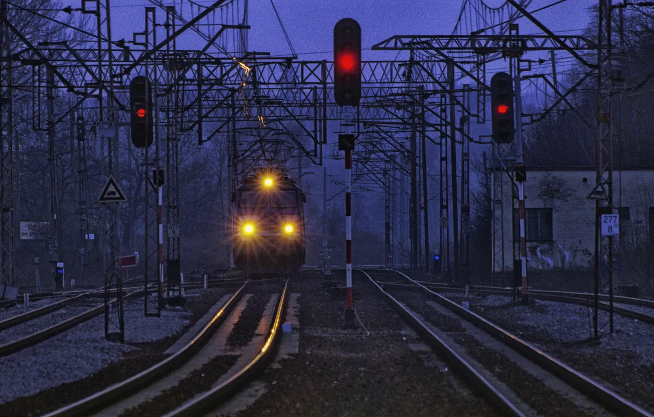 Фото обои поезд, фонари, сумерки, линии электропередачи
