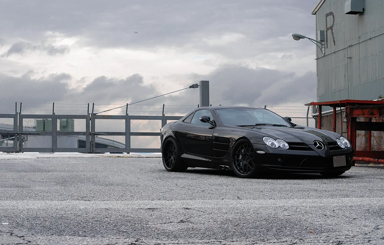 Фото обои чёрный, ограждение, Макларен, black, Mercedes Benz, вид спереди, колючая проволока, SLR McLaren