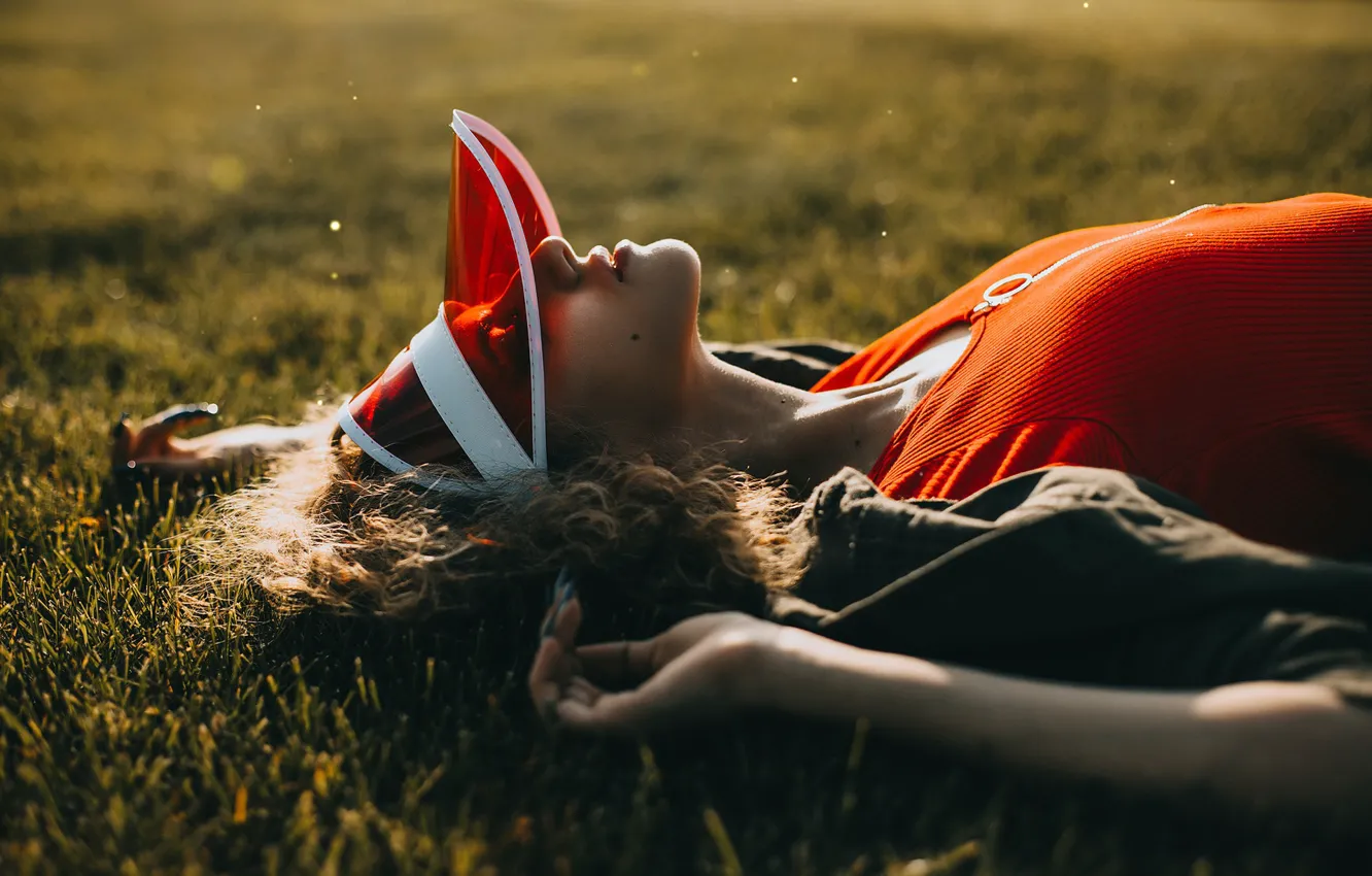 Фото обои трава, девушка, поза, отдых, рука, козырёк, Валерия Тейлор, Ольга Романова