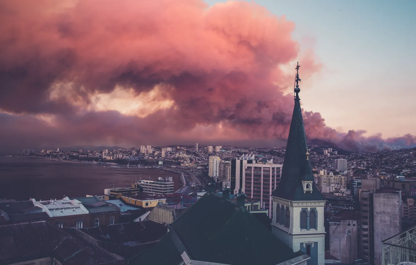 Фото обои sky, smoke, clouds, houses, buildings, Chile, burning, church
