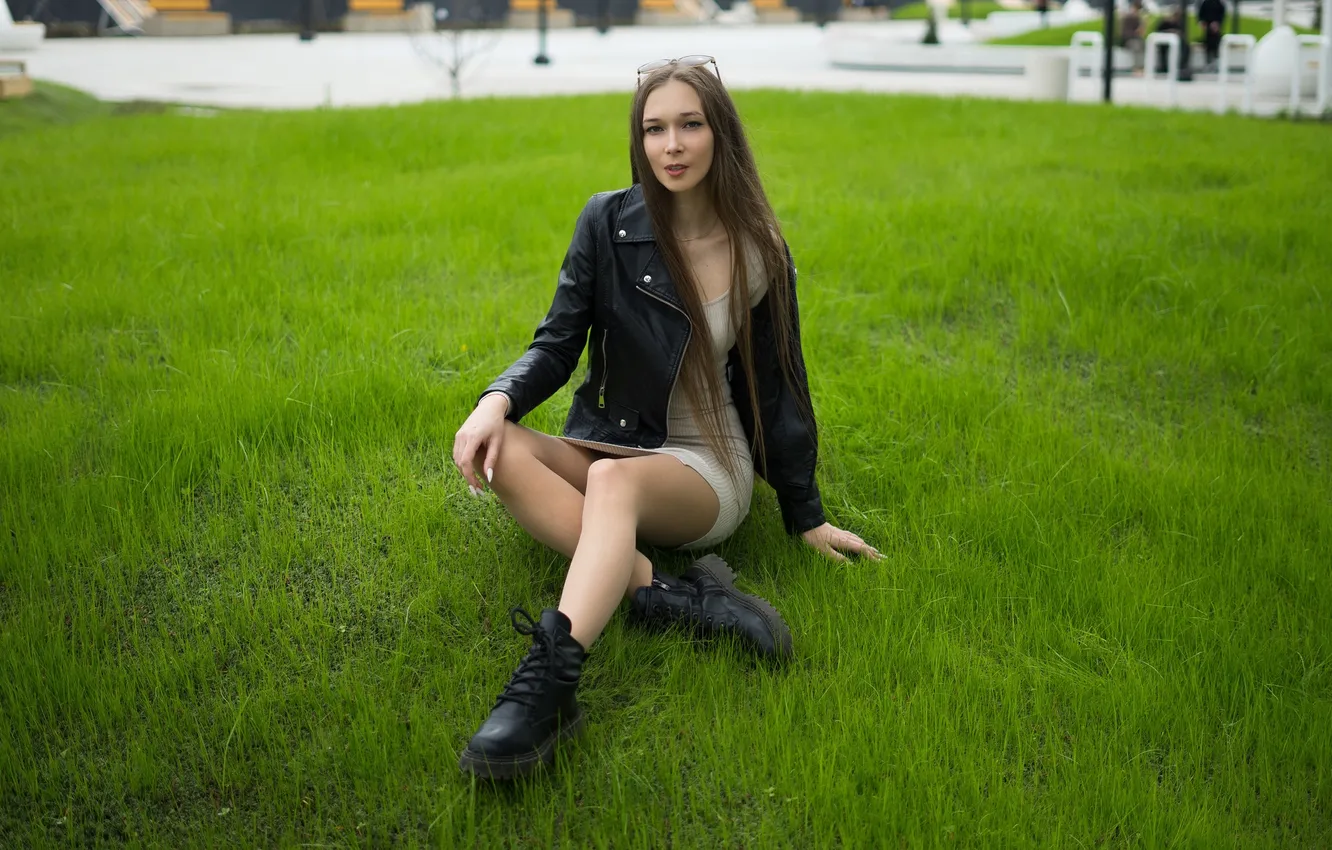 Фото обои девушка, grass, model, brunette, white dress, boots, sunglasses, leather jacket