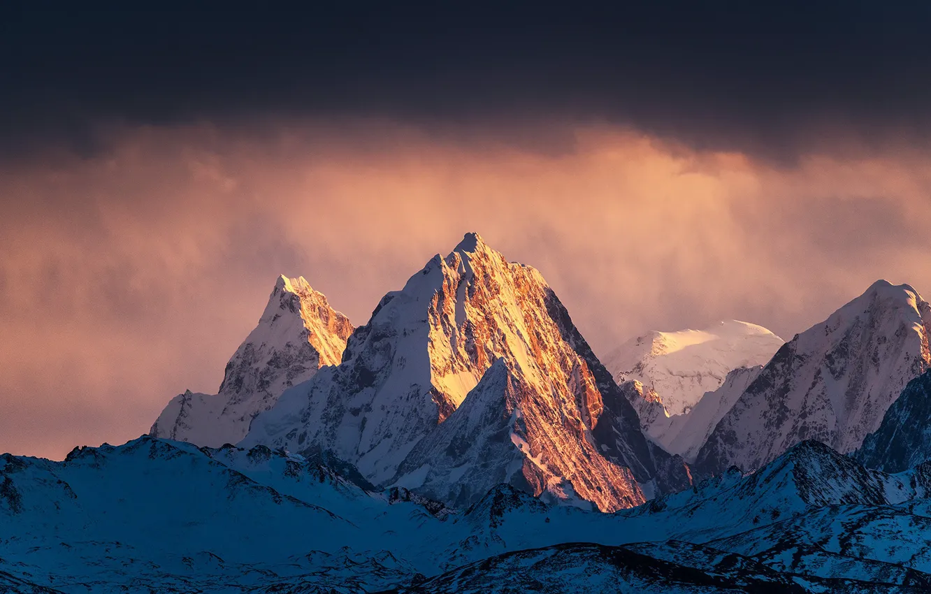 Фото обои зима, небо, облака, снег, горы, тучи, природа, скалы
