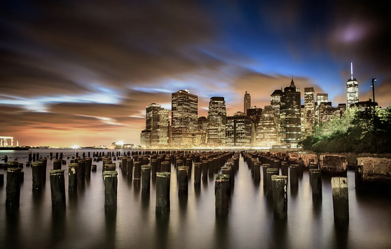 Фото обои свет, ночь, город, огни, река, здания, Нью-Йорк, небоскребы