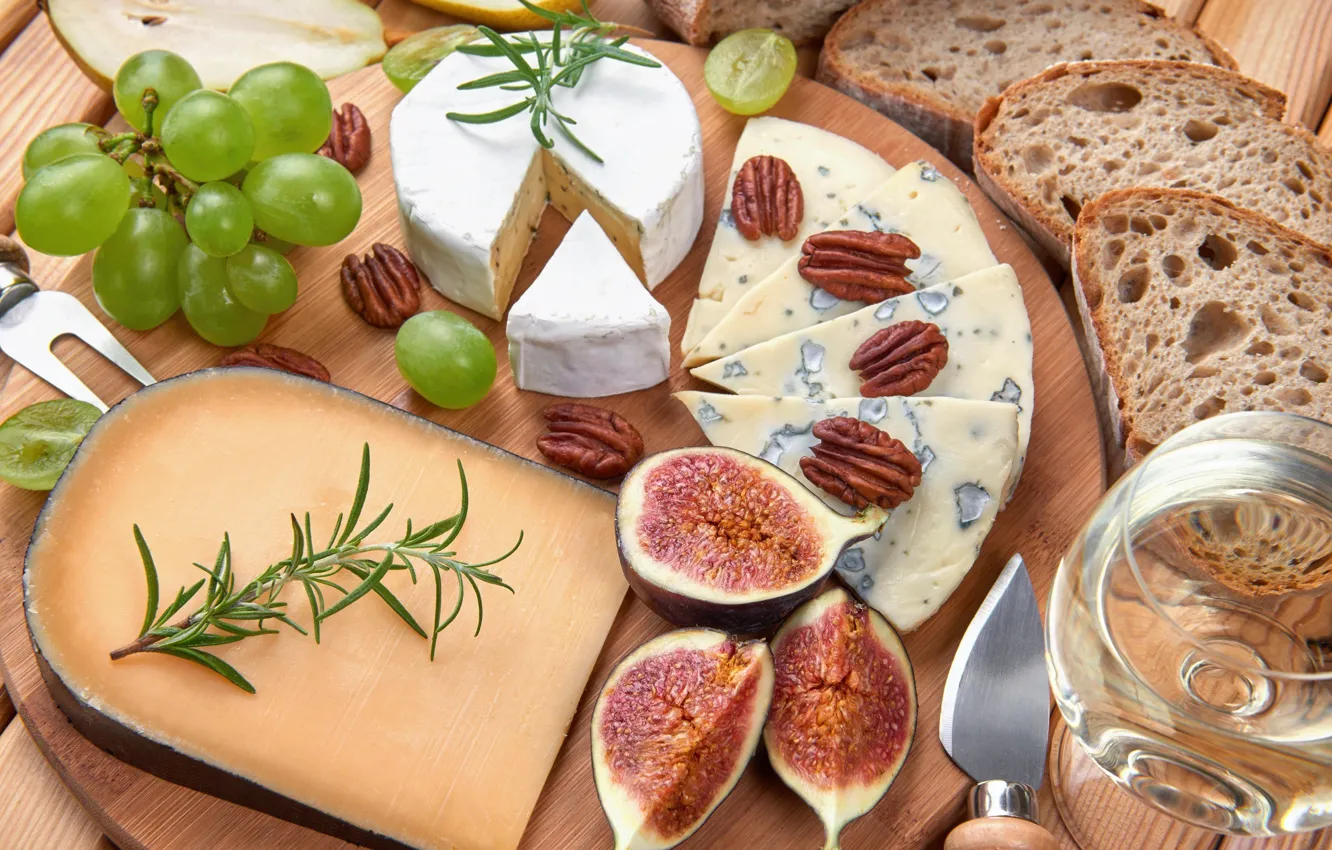 Фото обои зелень, еда, сыр, хлеб, виноград, орехи, бокал вина, инжир