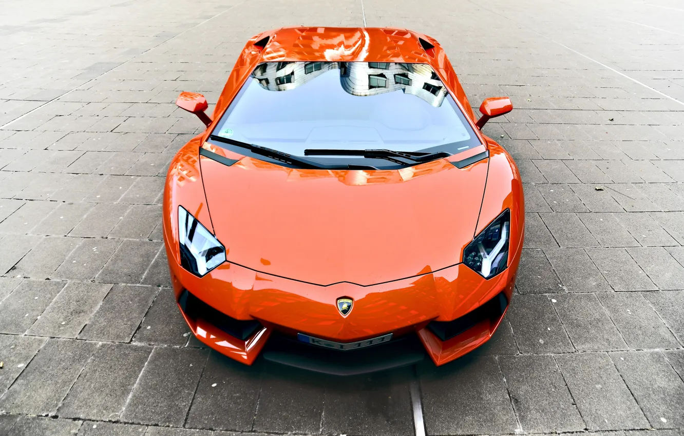 Фото обои оранжевый, отражение, брусчатка, lamborghini, передок, orange, aventador, lp700-4