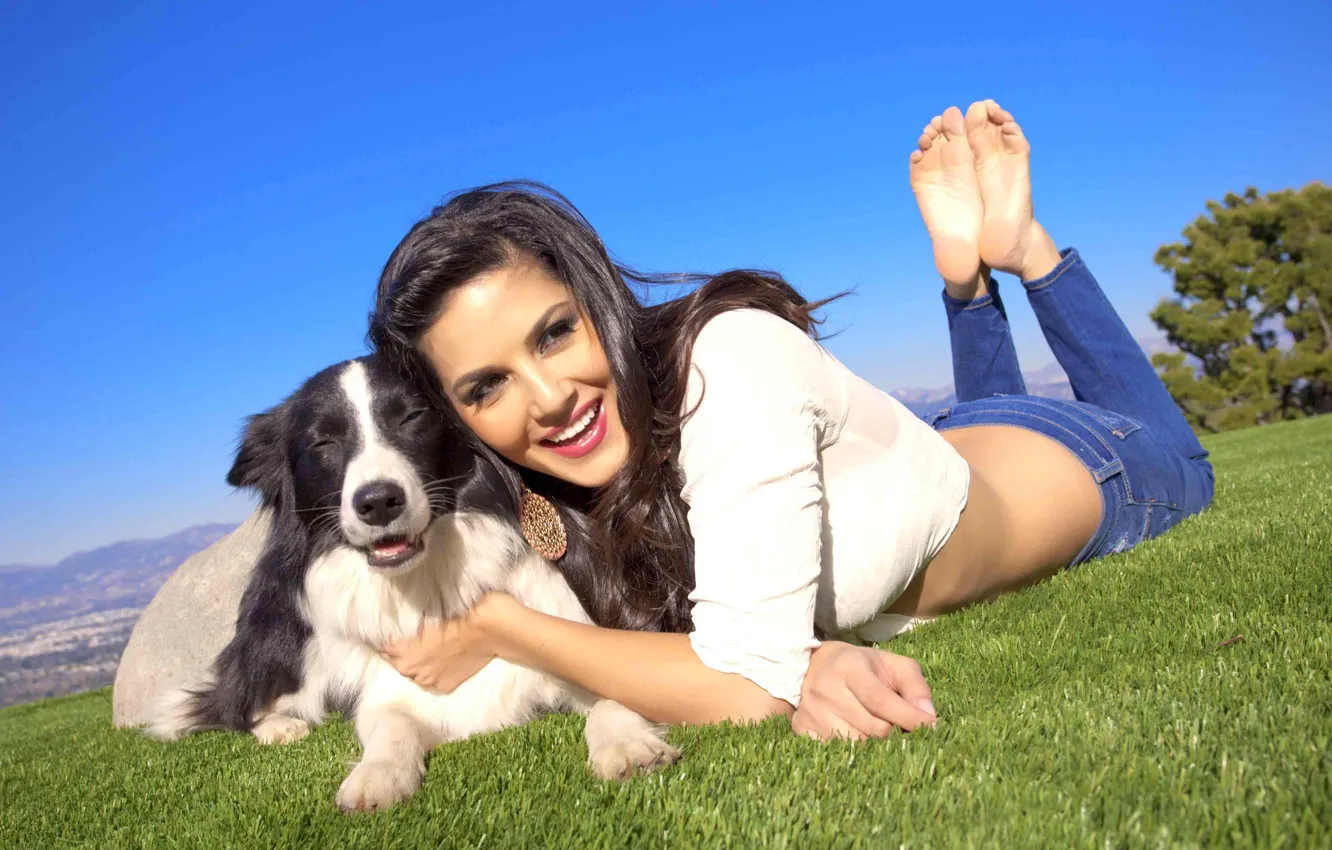 Фото обои небо, трава, улыбка, модель, собака, актриса, брюнетка, Sunny Leone