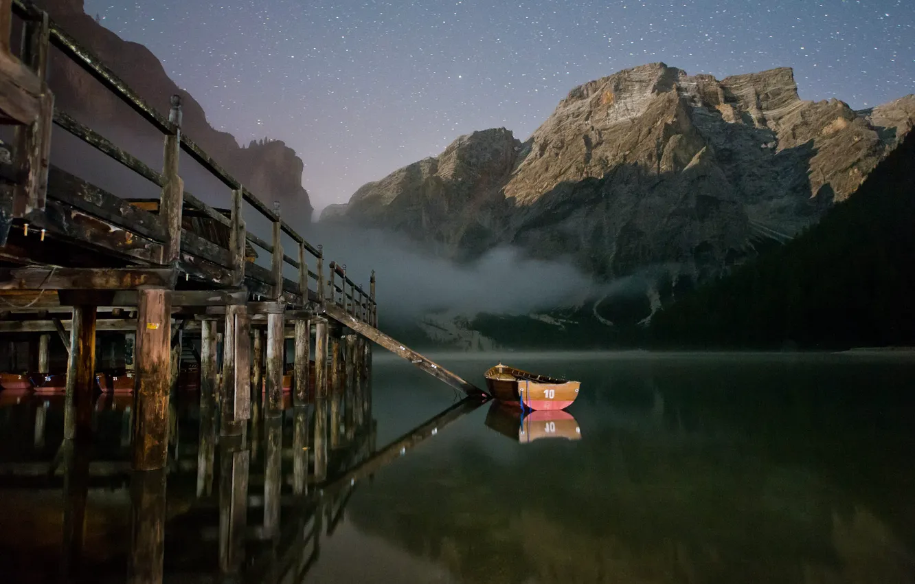 Фото обои небо, пейзаж, горы, природа, туман, озеро, рассвет, лодка