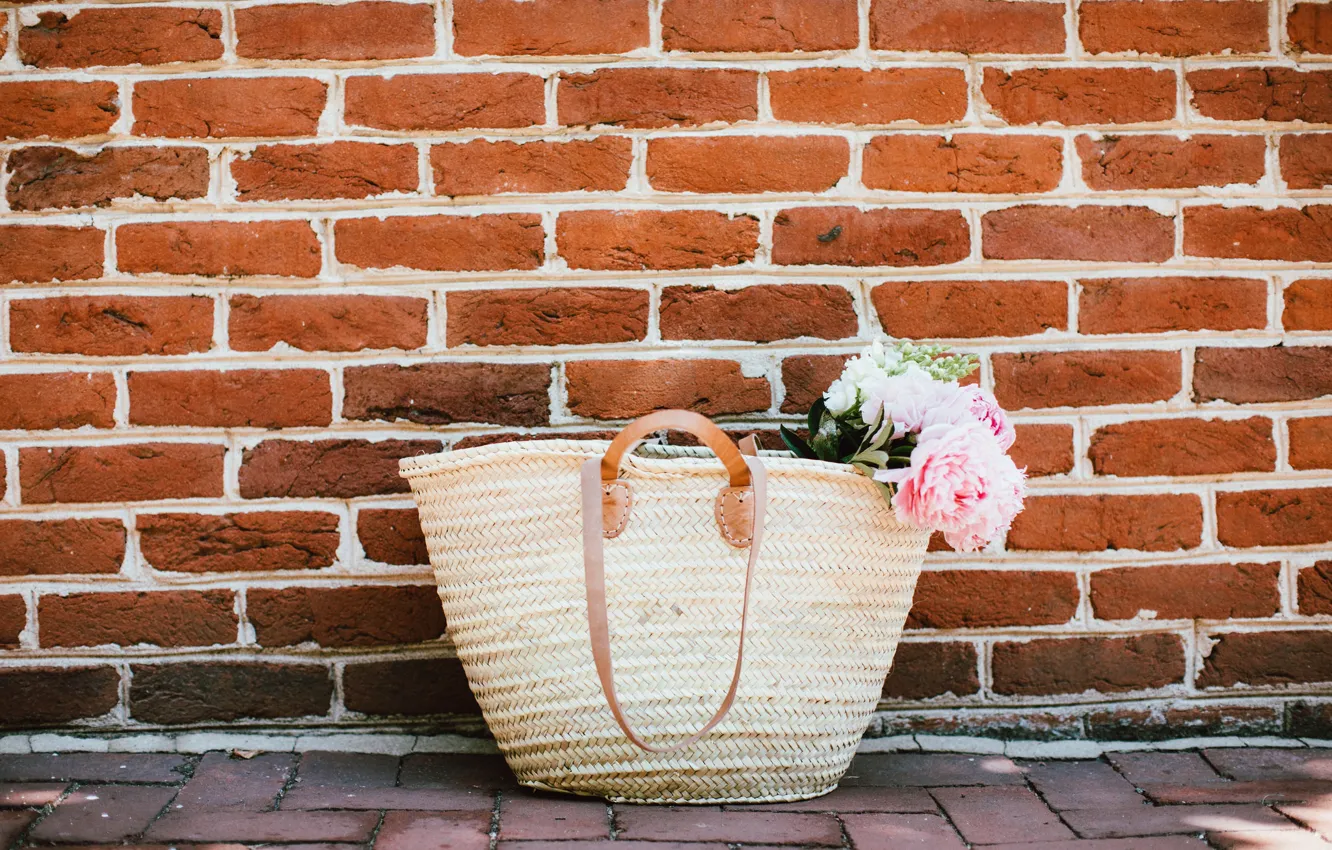 Фото обои цветы, стена, улица, кирпич, лепестки, розовые, сумка, пионы