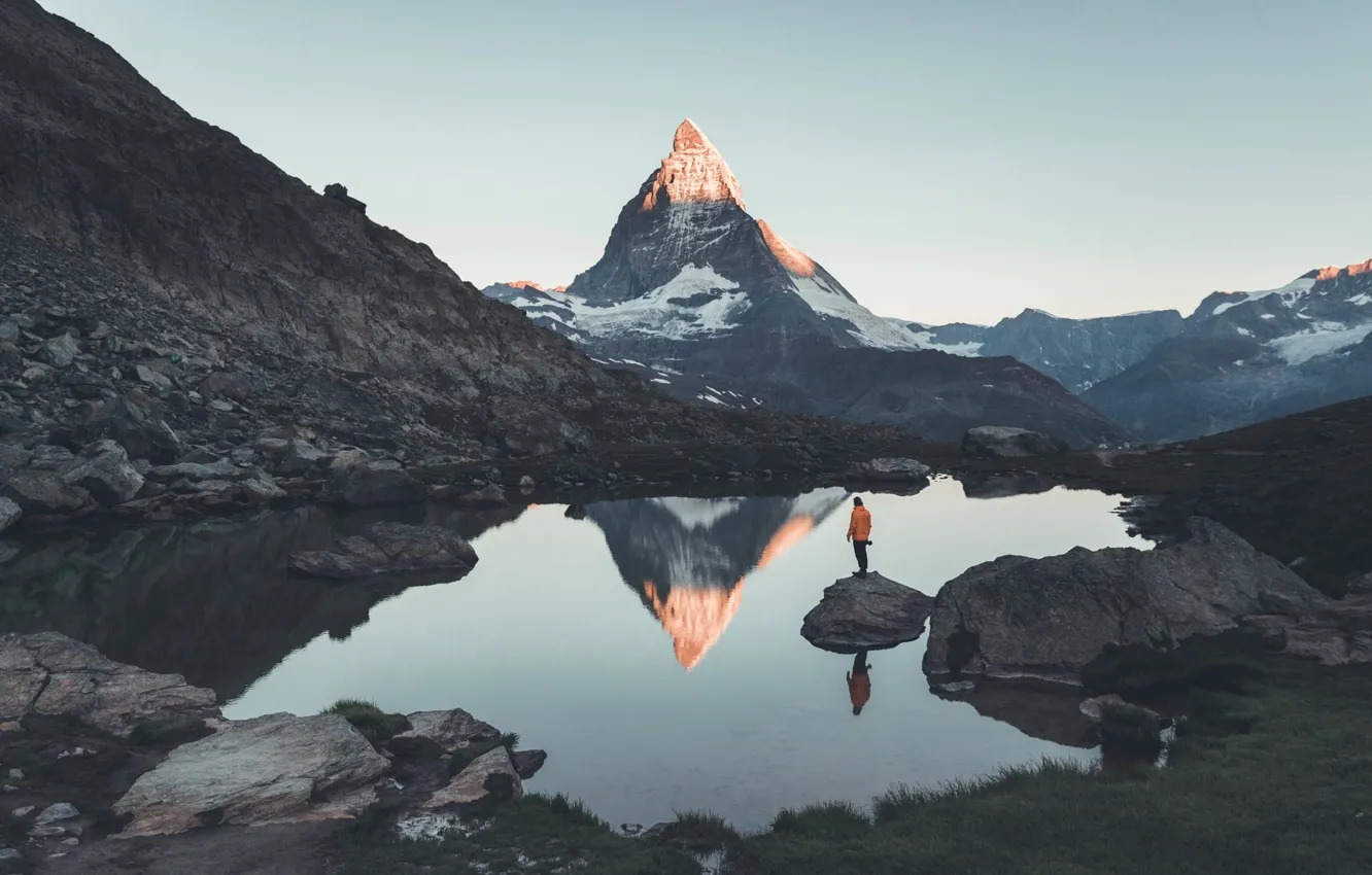 Фото обои горы, озеро, скалы, человек, гора, Швейцария, вершина, Маттерхорн