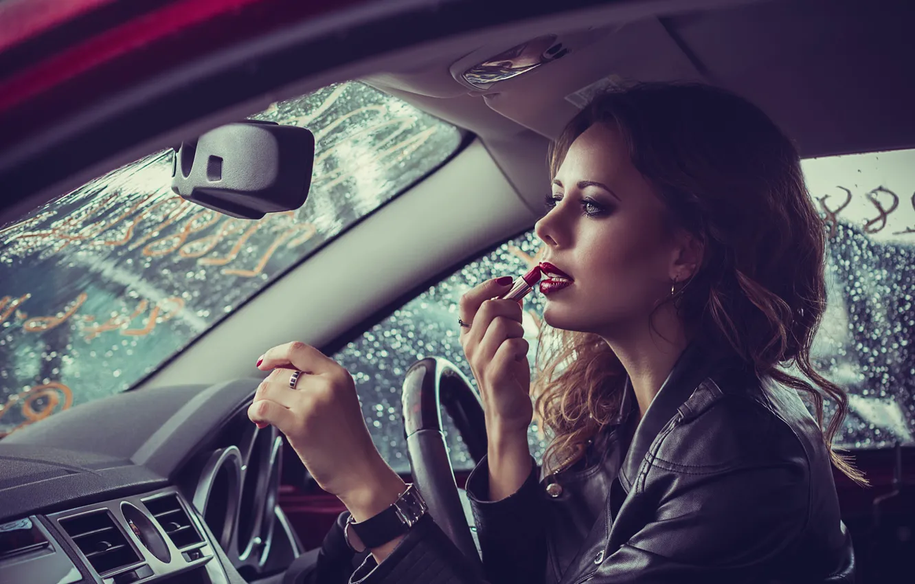 Фото обои машина, девушка, часы, макияж, помада, кольцо, куртка, губы