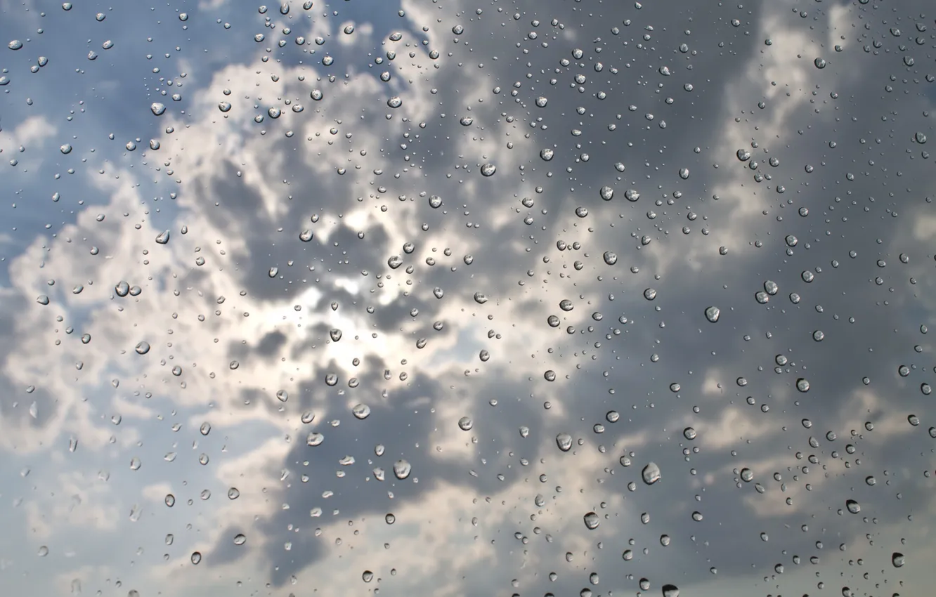Фото обои небо, стекло, вода, облака, капли, макро, фон, дождь