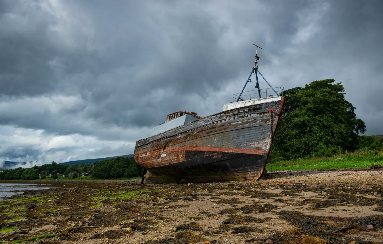 Фото обои деревья, камни, берег, вид, корабль, Шотландия, старый, водоем