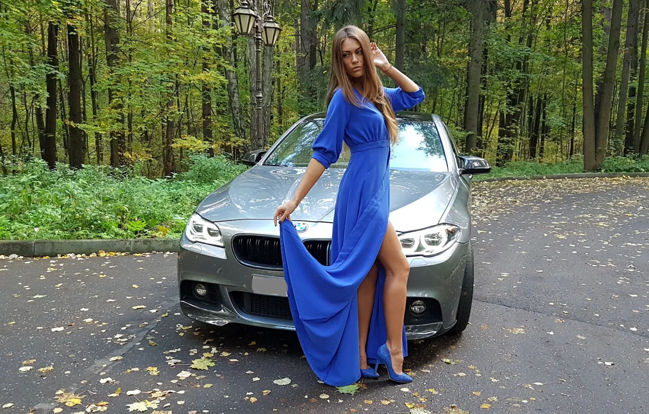 Фото обои Девушки, BMW, платье, красивая девушка, серый авто, позирует над машиной