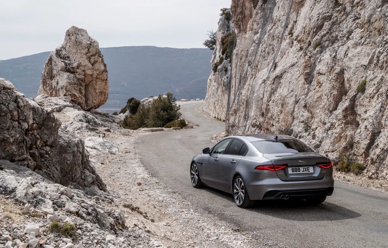 Фото обои дорога, горы, скалы, Jaguar, сзади, 2020, серо-серебристый, Jaguar XE