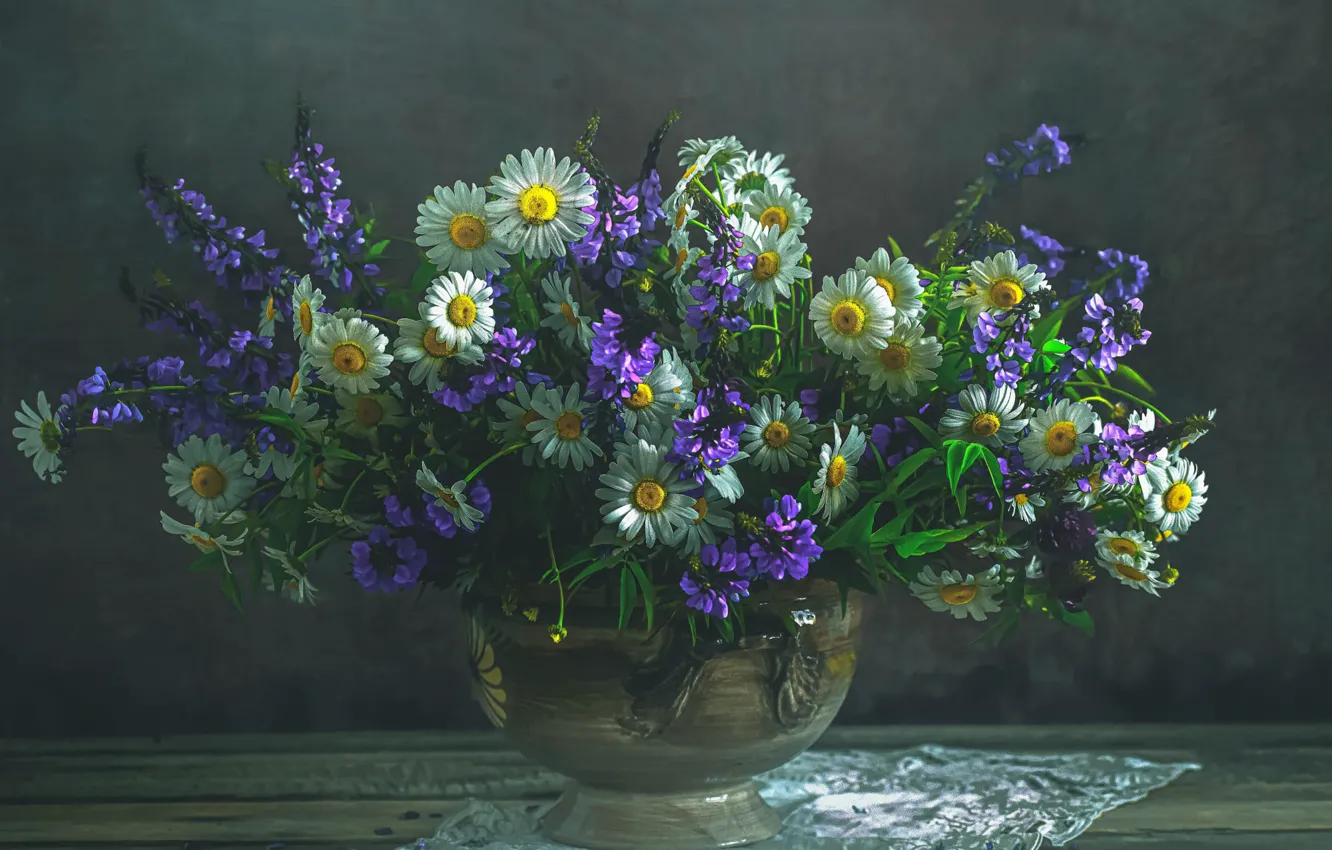 Фото обои цветы, стол, ромашки, букет, ваза, белые, натюрморт, полевые