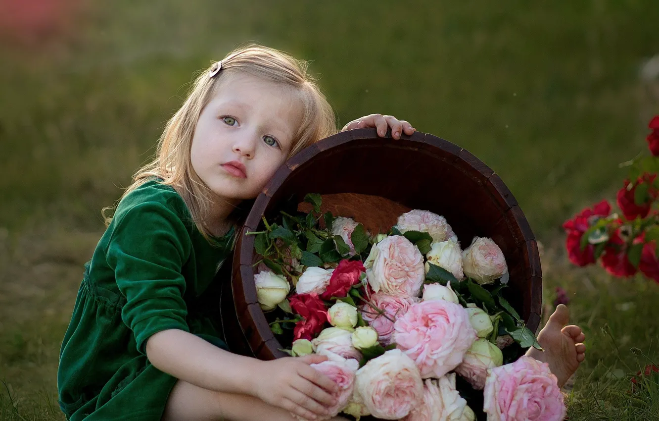 Фото обои трава, цветы, природа, розы, босиком, девочка, бочка, ребёнок