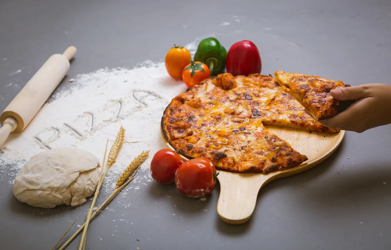 Фото обои рука, сыр, овощи, пицца, выпечка, pizza, мука, тесто
