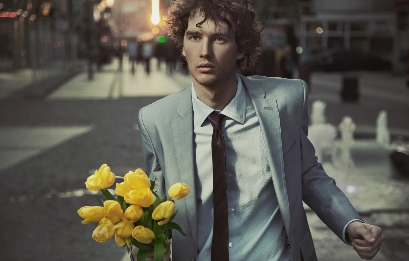 Фото обои взгляд, цветы, люди, улица, тюльпаны, парень, кареглазый