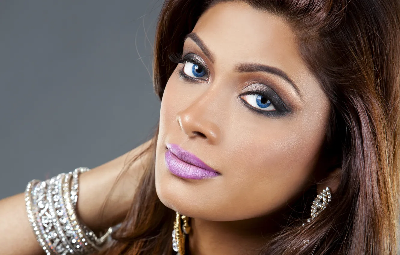 Фото обои взгляд, девушка, руки, макияж, губы, браслет, голубые глаза, индианка