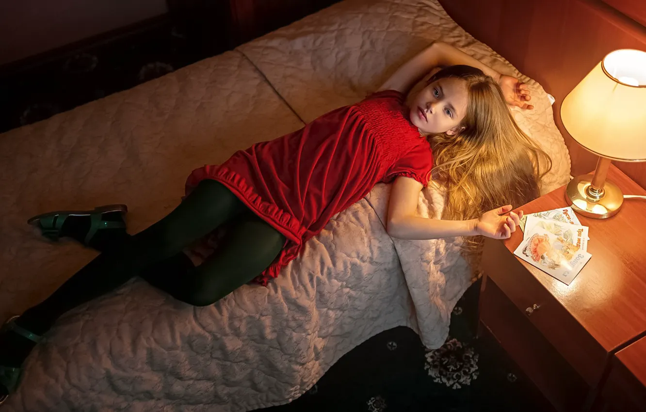 Фото обои Лампа, Девочка, Красное Платье, Фотосессия, Кира Яненко