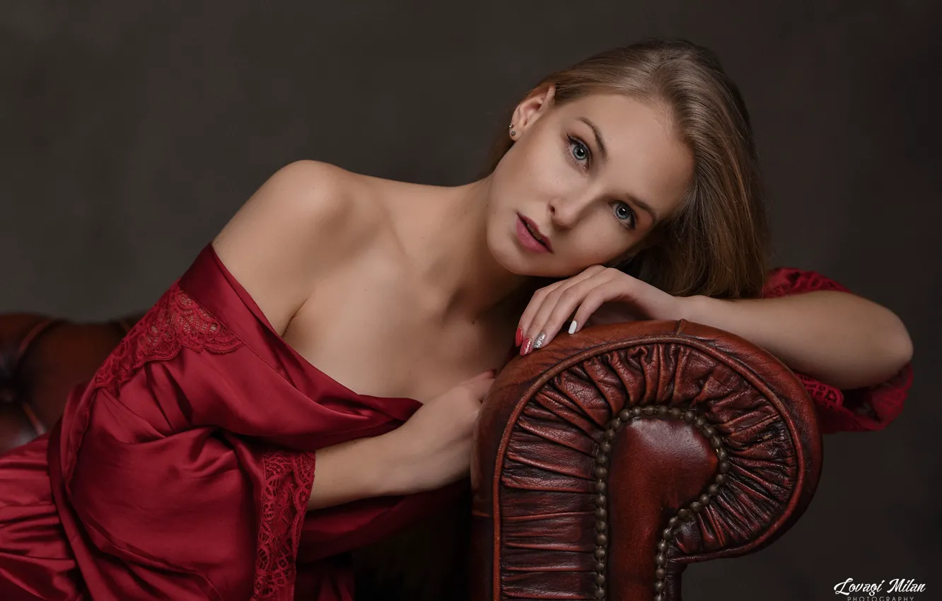 Фото обои взгляд, девушка, лицо, поза, фон, портрет, руки, плечо