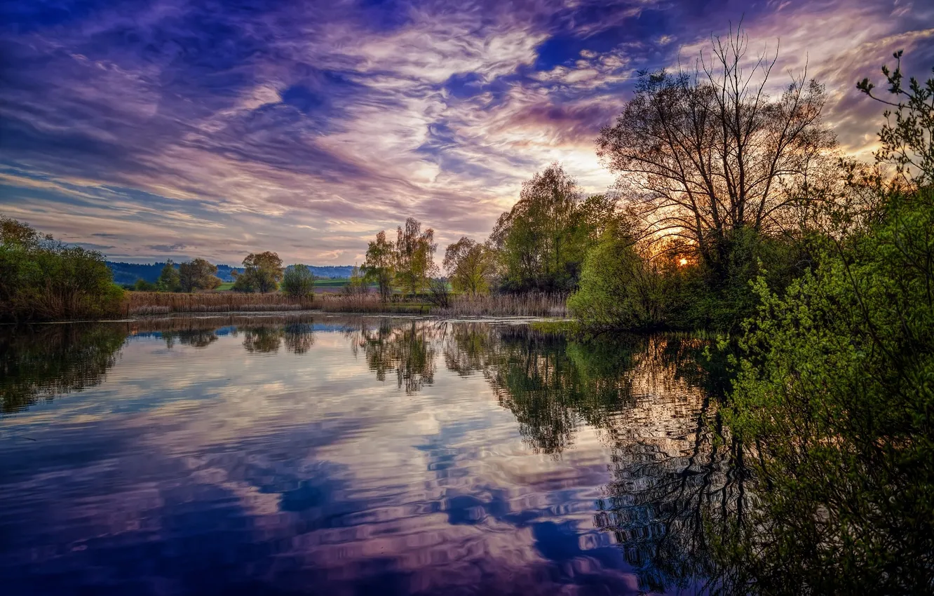 Фото обои вода, солнце, облака, деревья, отражение, река, вечер