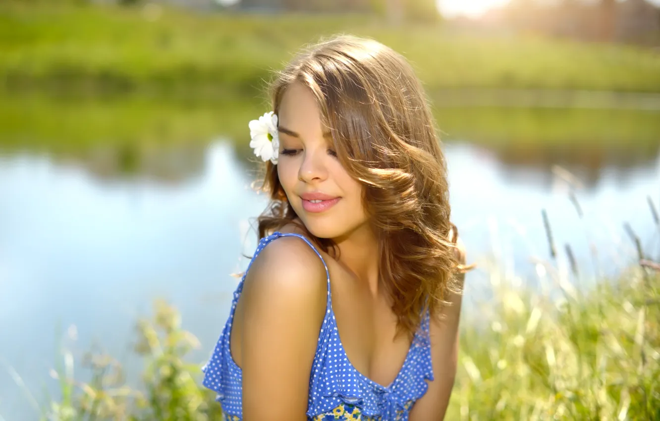Фото обои зелень, лето, девушка, солнце, цветы, природа, платье, прическа