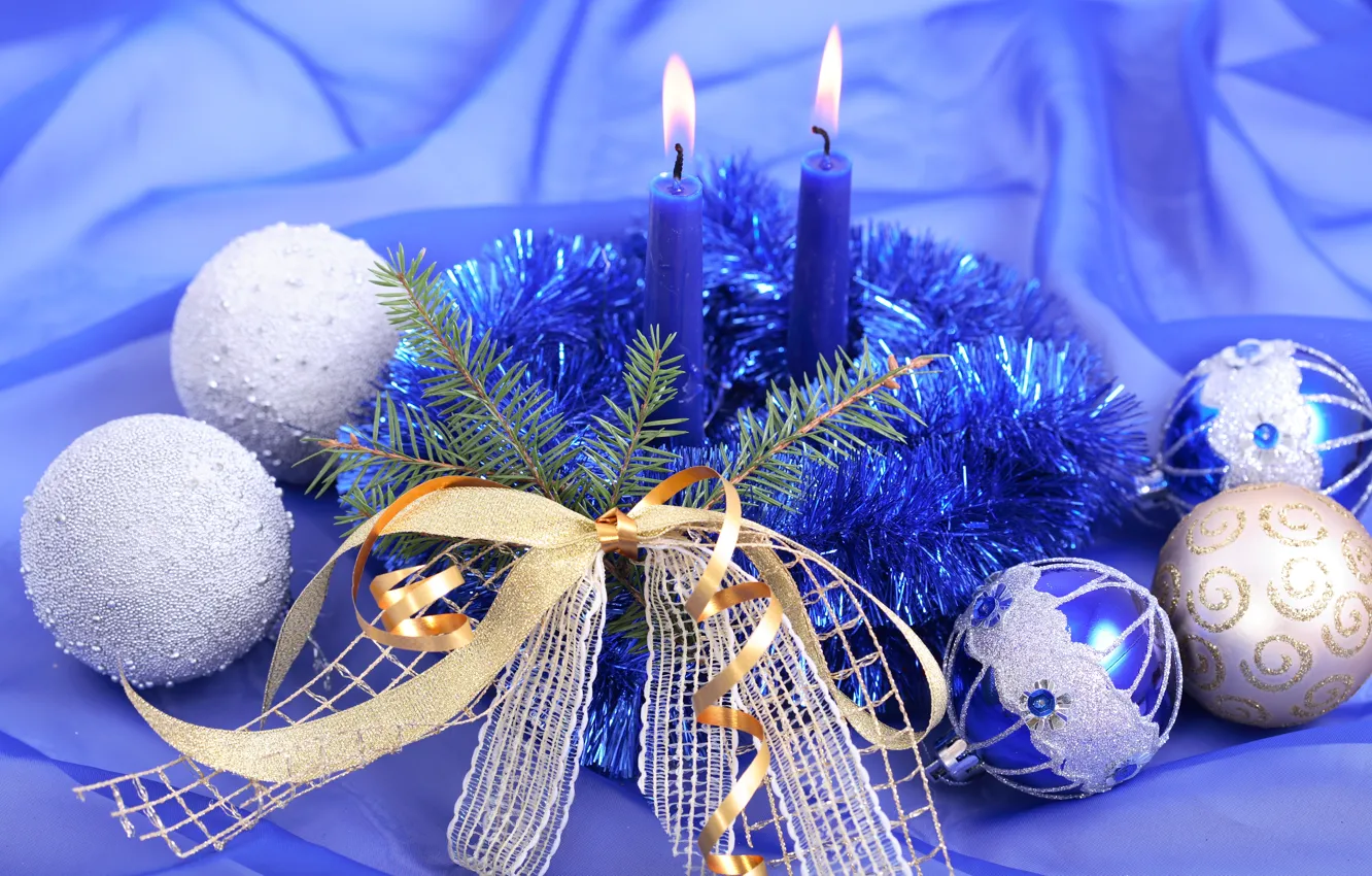 Фото обои голубой, шары, серебро, ветка, свечи, блестки, лента, ёлка