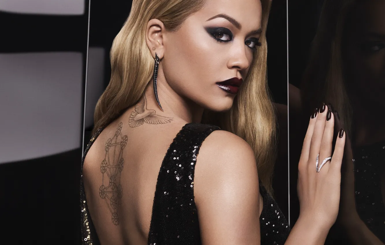 Фото обои взгляд, спина, портрет, кольцо, тату, татуировка, певица, Rita Ora