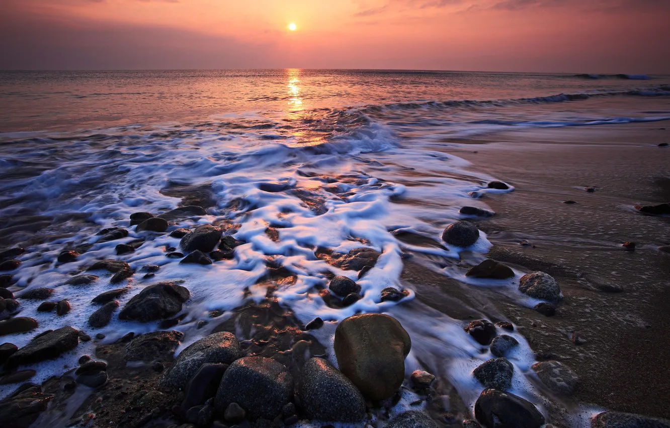 Фото обои море, пена, вода, солнце, закат, камни, океан, берег