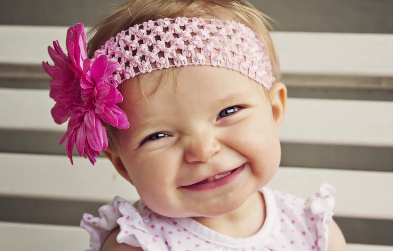 Фото обои цветок, улыбка, настроение, девочка, повязка, малышка, ребёнок