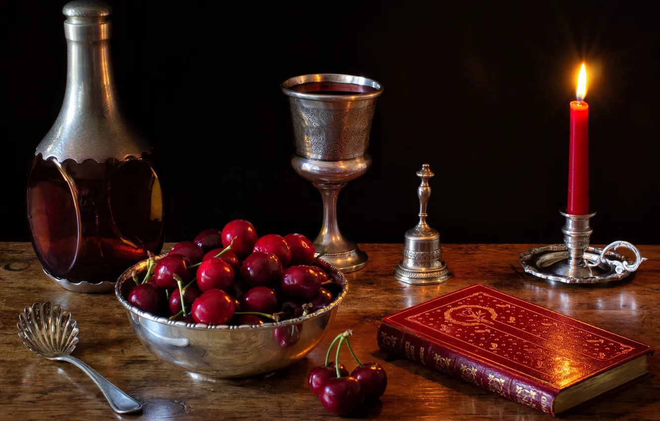 Фото обои стиль, ягоды, вино, серебро, бокал, бутылка, свеча, книга