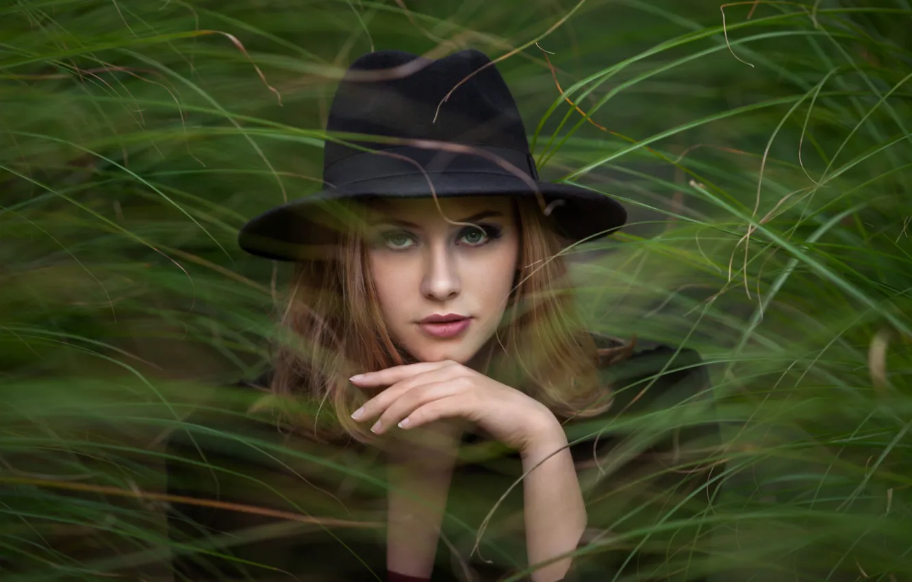 Фото обои трава, взгляд, девушка, лицо, рука, портрет, шляпа, Вячеслав Крисанов