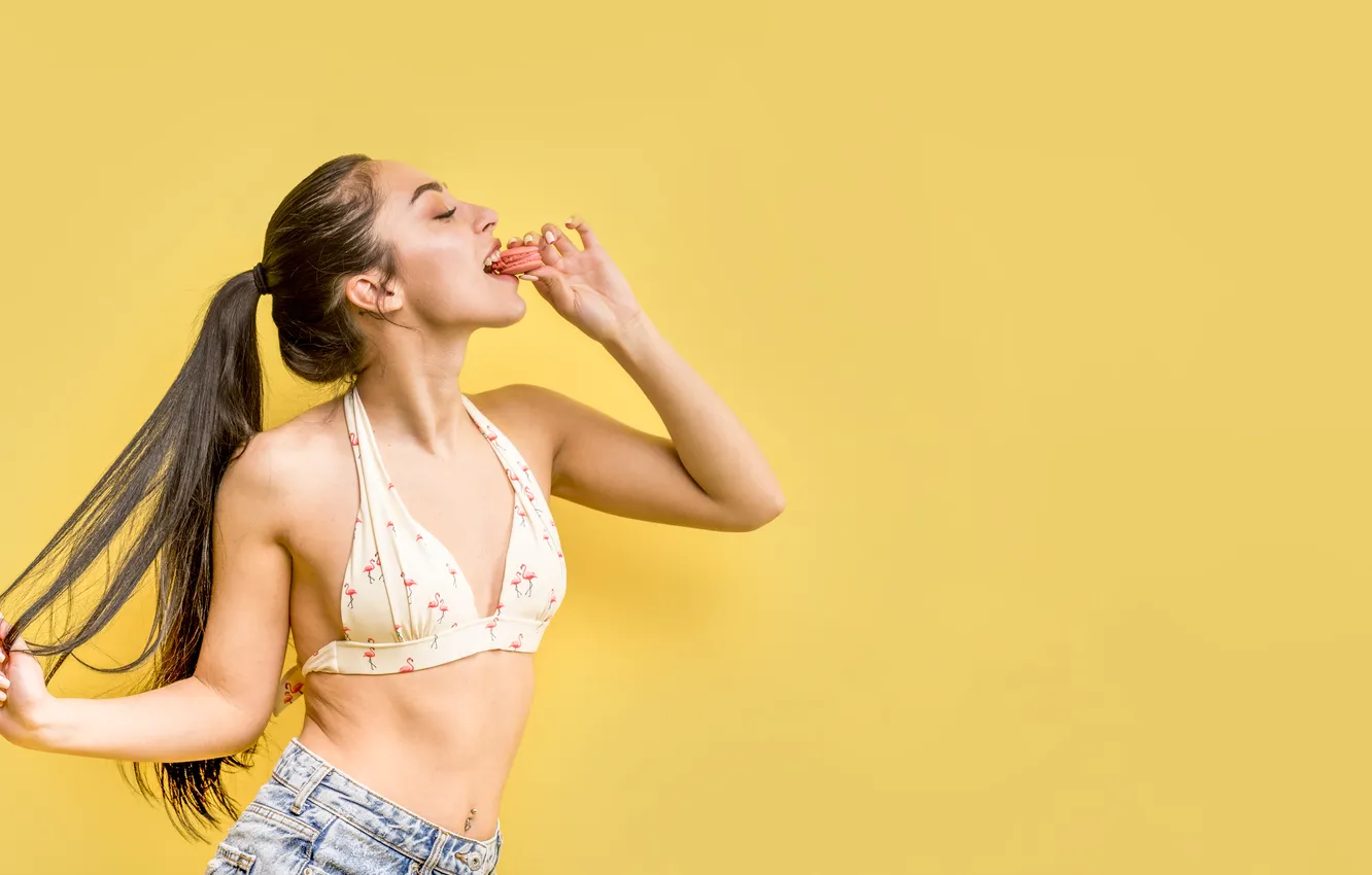Фото обои woman, biscuit, eating, standing, macaron, beachwear