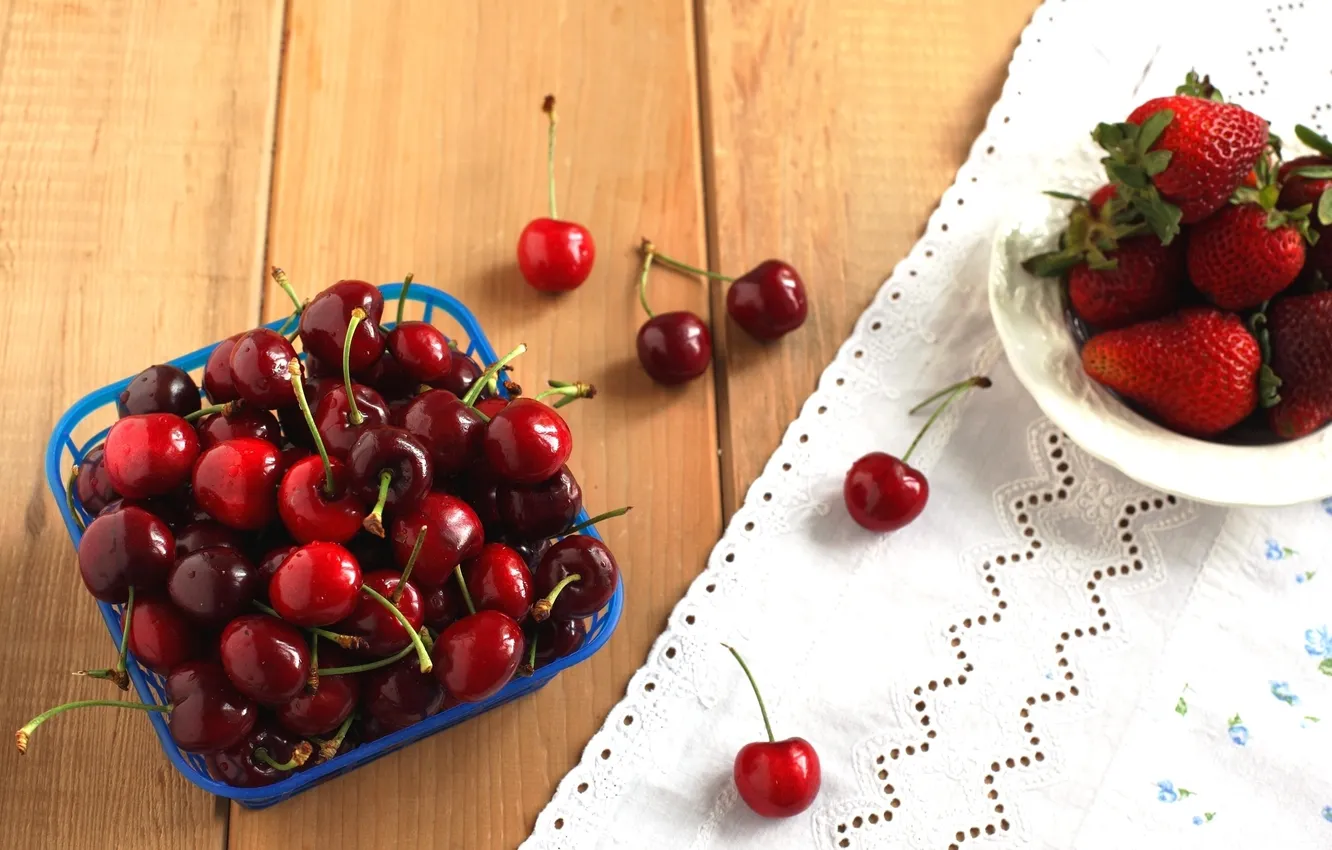 Фото обои вишня, ягоды, стол, клубника, тарелка, черешня, скатерть