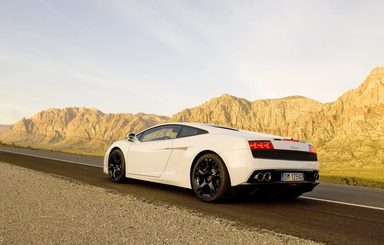 Фото обои дорога, небо, горы, тачки, lamborghini, sky, cars, ламборджини