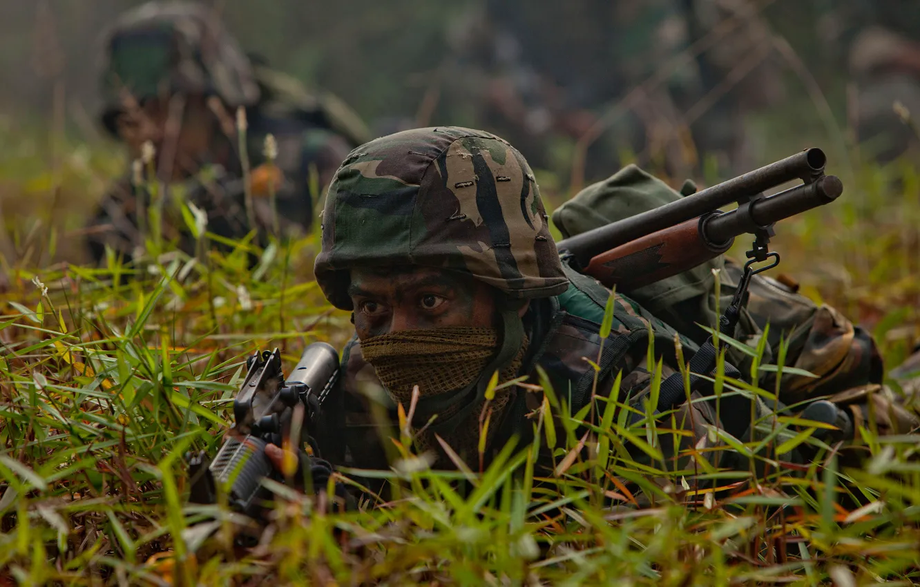 Фото обои трава, взгляд, оружие, солдат