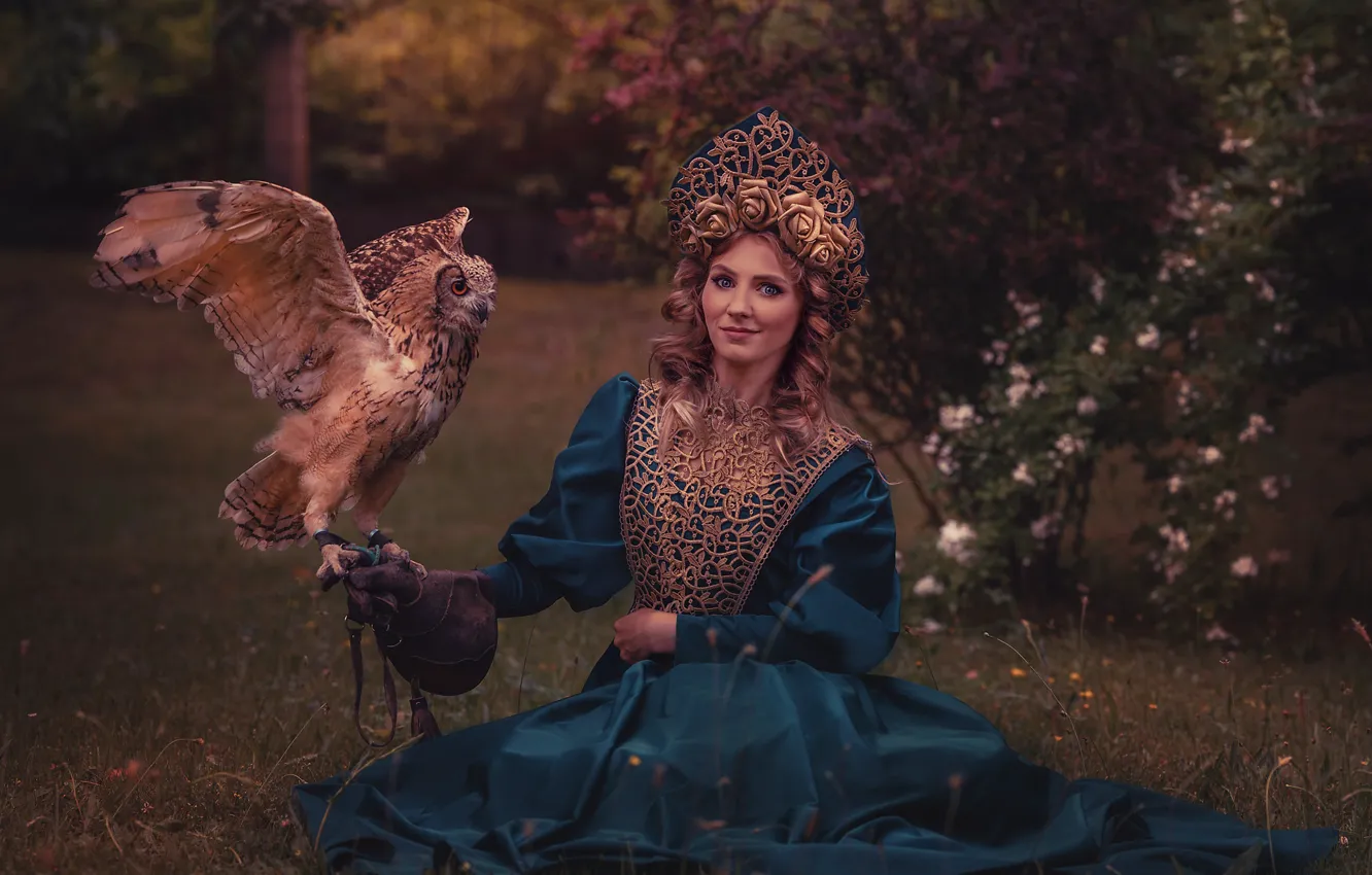 Фото обои девушка, природа, сова, птица, костюм, локоны, русая, Lisowska Monika